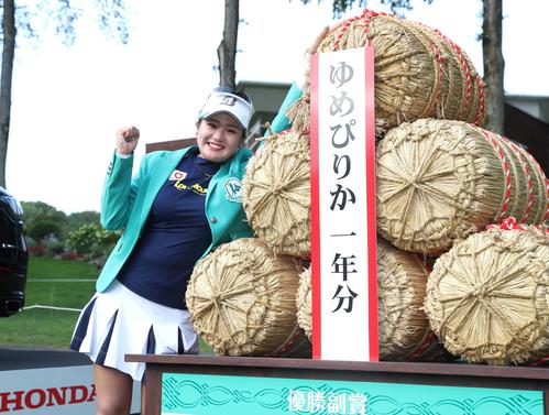 優勝し副賞の米俵の前で笑顔の桑木（撮影・黒川智章）