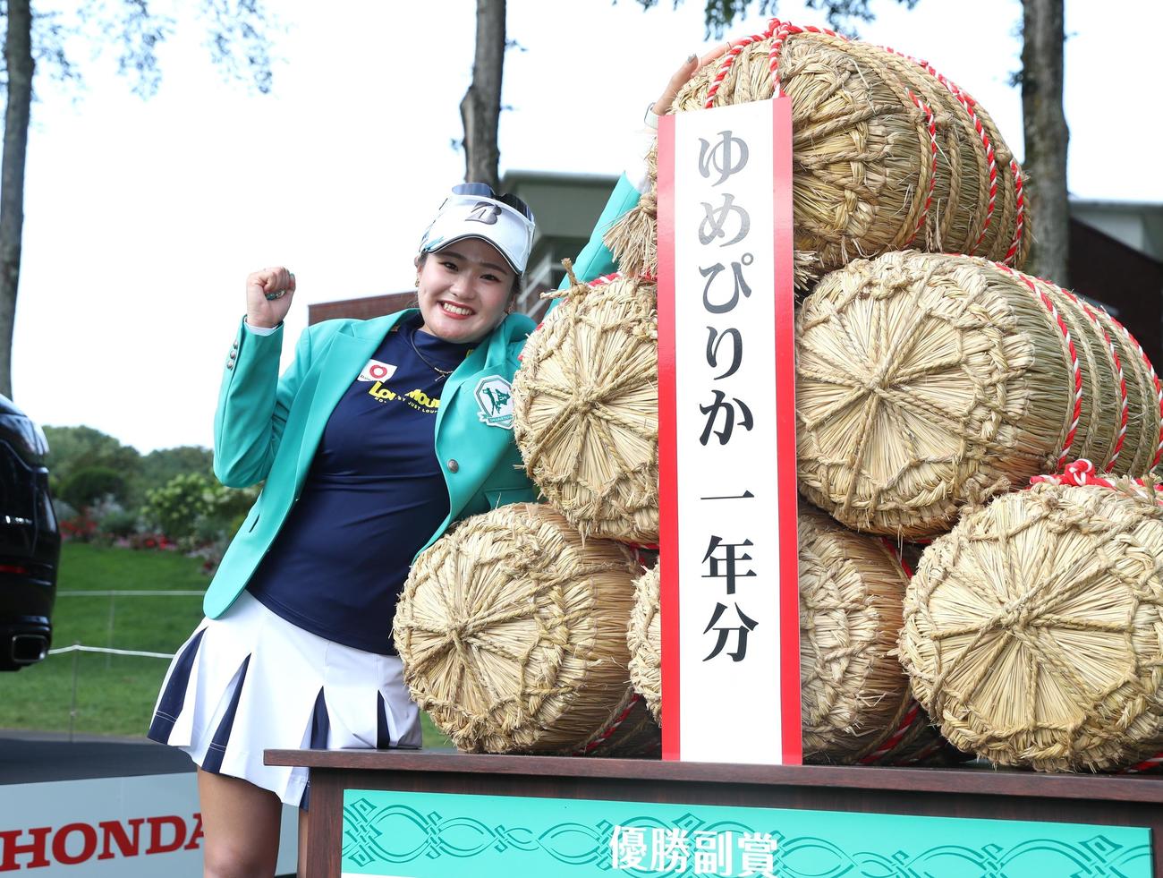 優勝し副賞の米俵の前で笑顔の桑木（撮影・黒川智章）