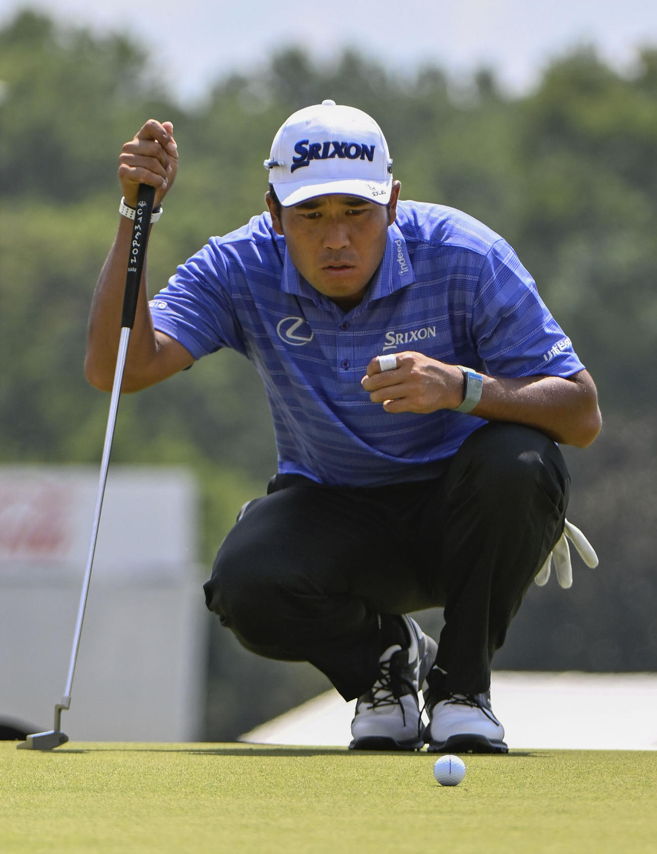 第1ラウンド、3番でラインを読む松山英樹。通算8アンダーで4位＝イーストレークGC（共同）
