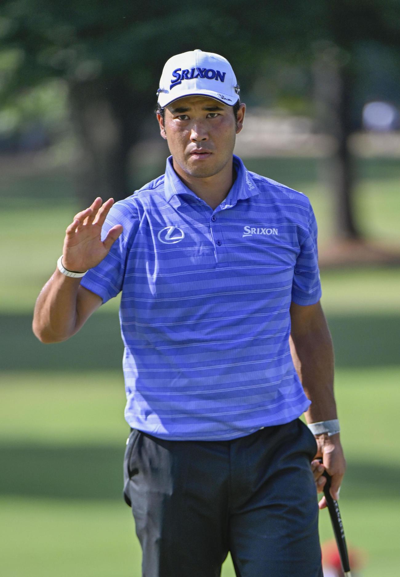 第1ラウンド、16番でバーディーを奪い、拍手に応える松山英樹。通算8アンダーで4位＝イーストレークGC（共同）