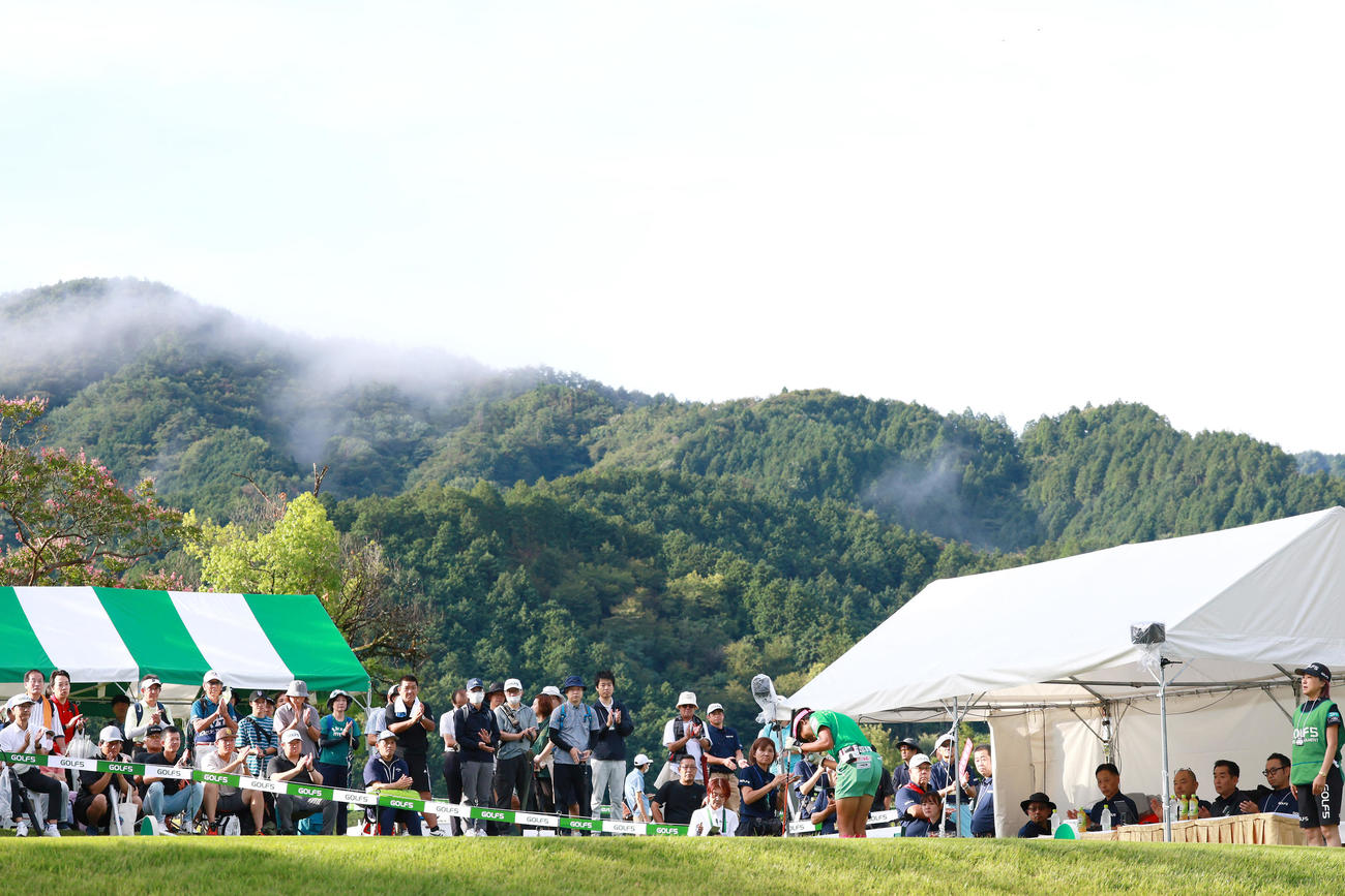 1番、ティーショットを前にギャラリーにあいさつする須藤（撮影・上山淳一）