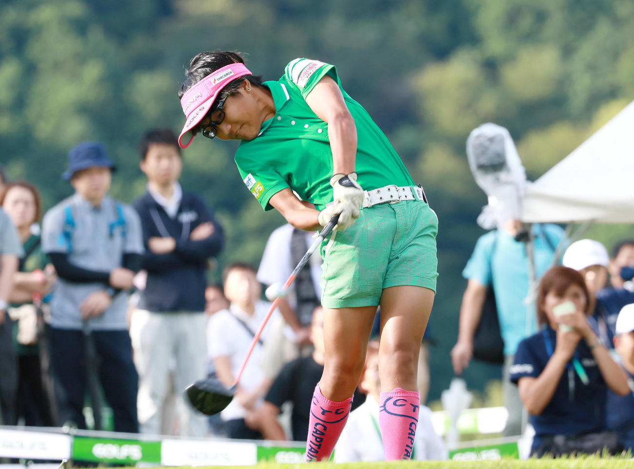 1番、ティーショットを放つ須藤（撮影・上山淳一）