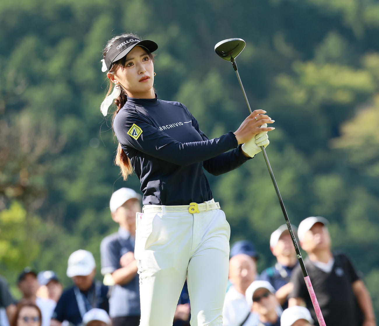 1番、ティーショットを放ち打球を見つめる臼井（撮影・上山淳一）