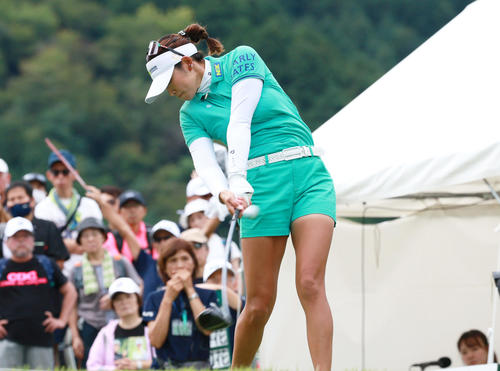1番、ティーショットを放つ原英莉花（撮影・上山淳一）