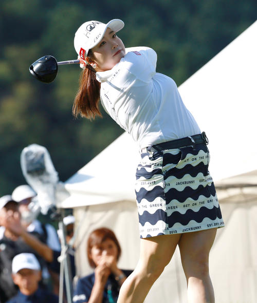 1番、ティーショットを放つ後藤（撮影・上山淳一）