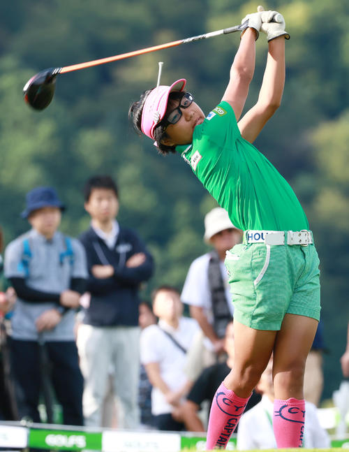 1番、ティーショットを放つ須藤（撮影・上山淳一）