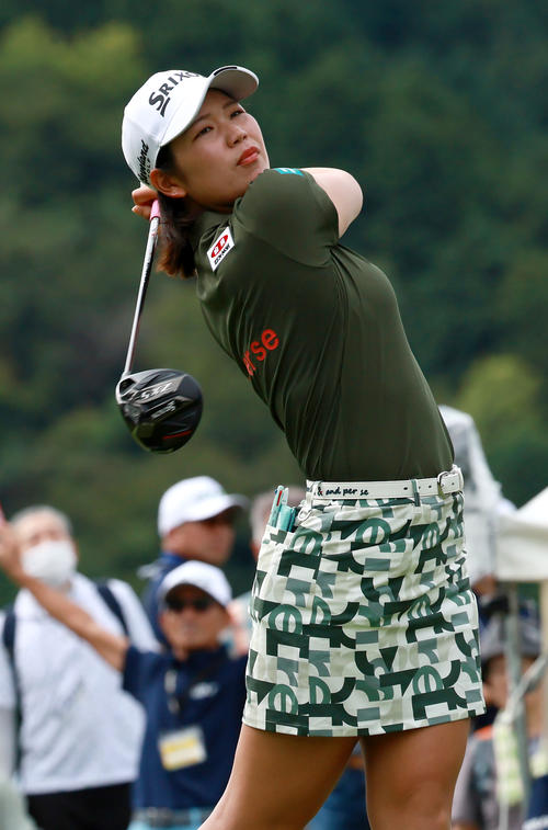 1番、ティーショットを放つ桜井心那（撮影・上山淳一）