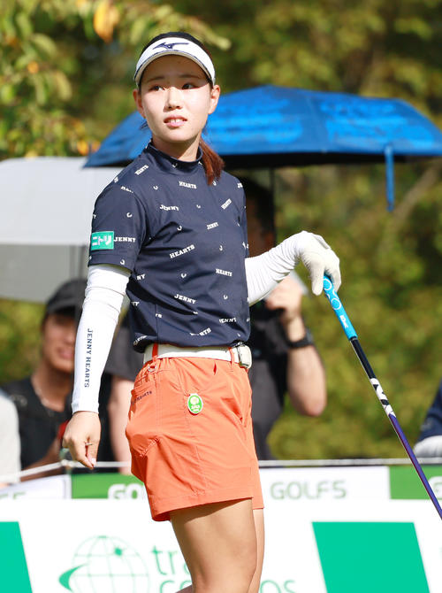 10番、ティーショットを放ち打球を見つめる村田歩香（撮影・上山淳一）