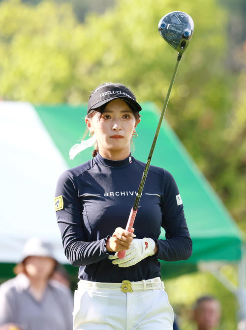 1番、ティーショットを前に狙いを定める臼井（撮影・上山淳一）