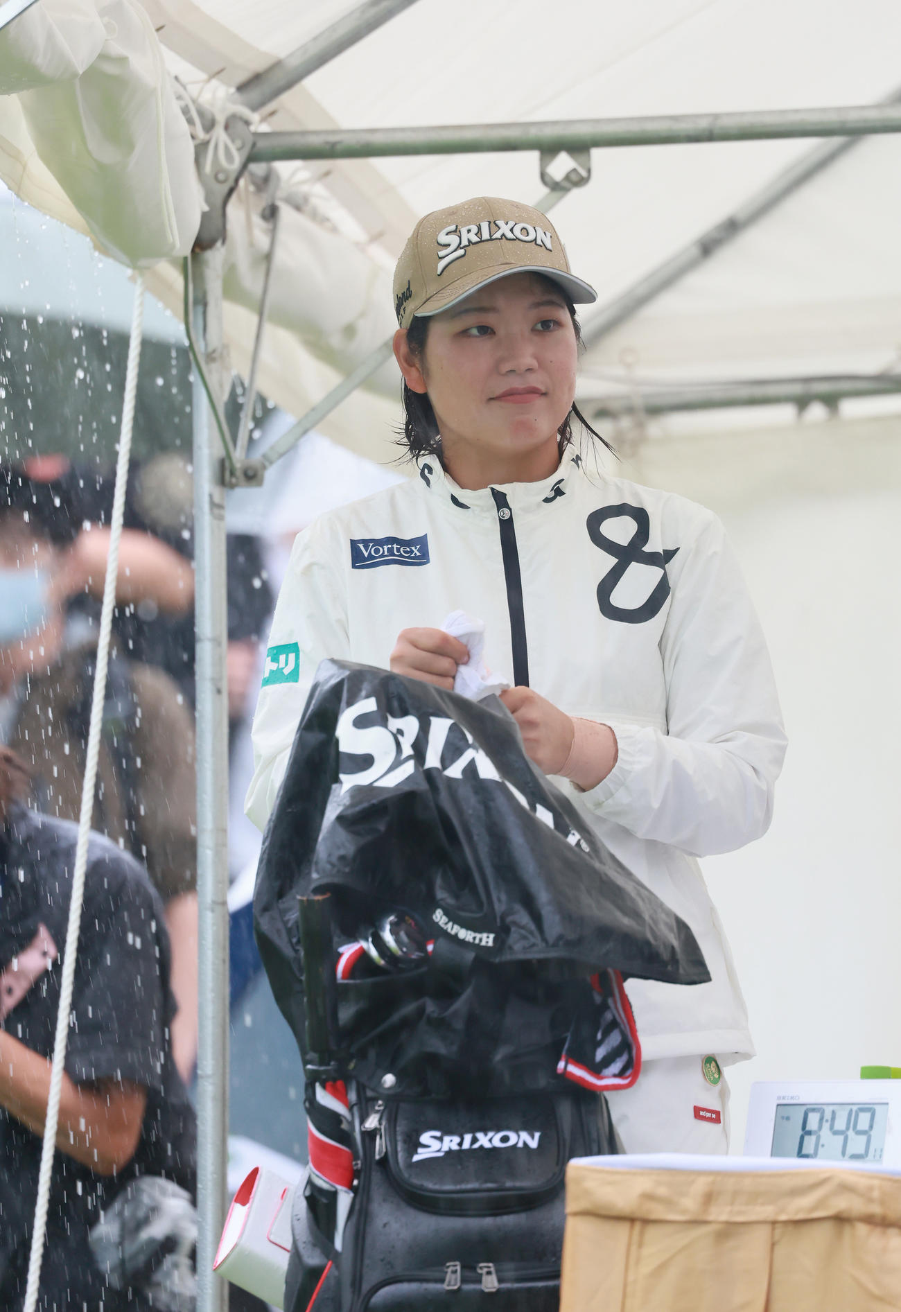 1番、テントで順番を待つ桜井（撮影・上山淳一）