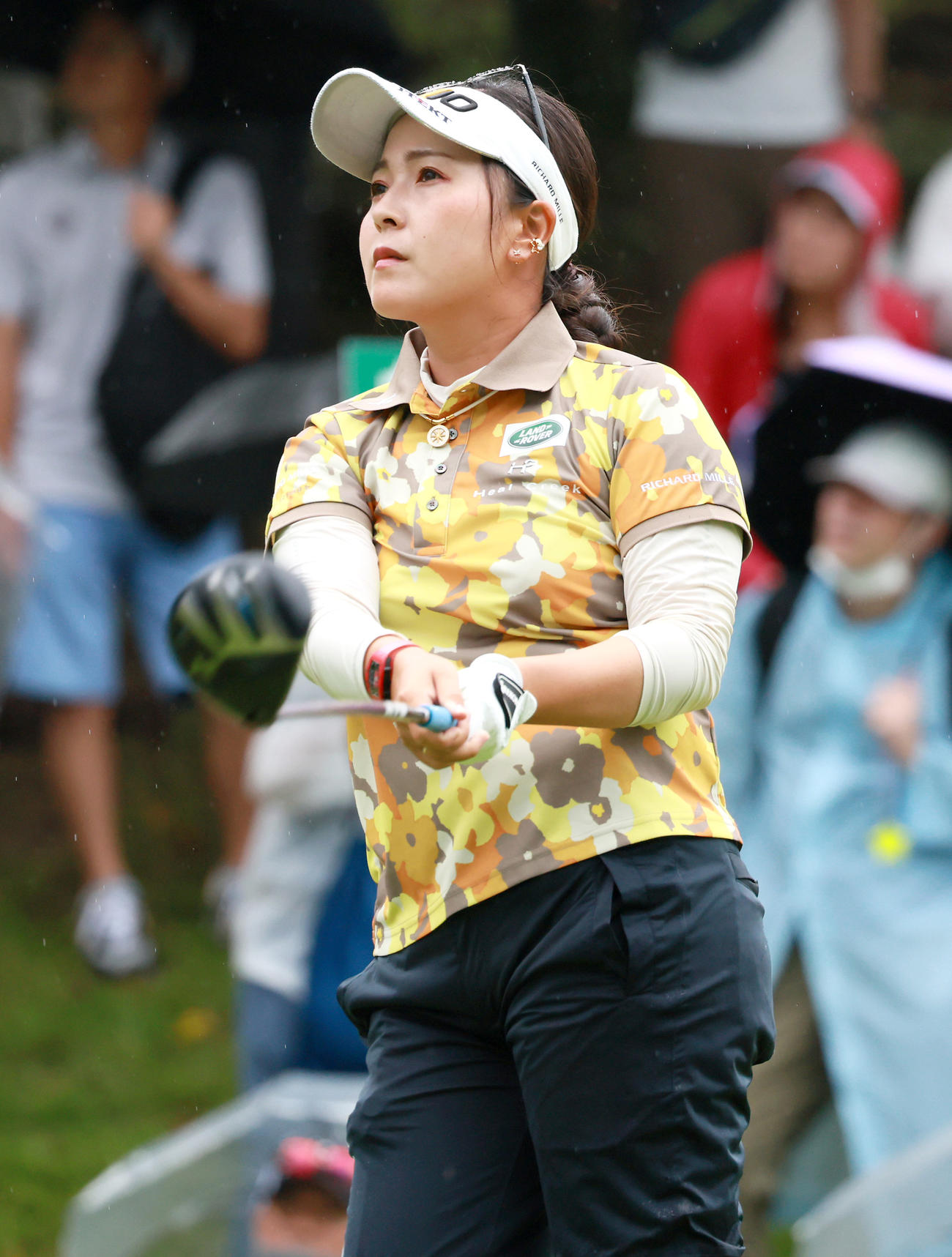 1番、ティーショットを放つ青木（撮影・上山淳一）