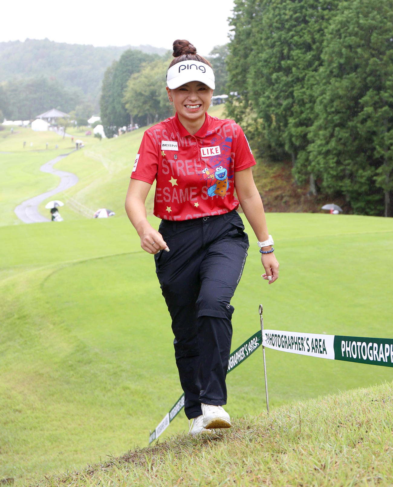 雷雲接近の為、プレーが止められクラブハウスに一時避難する藤田か（撮影・上山淳一）