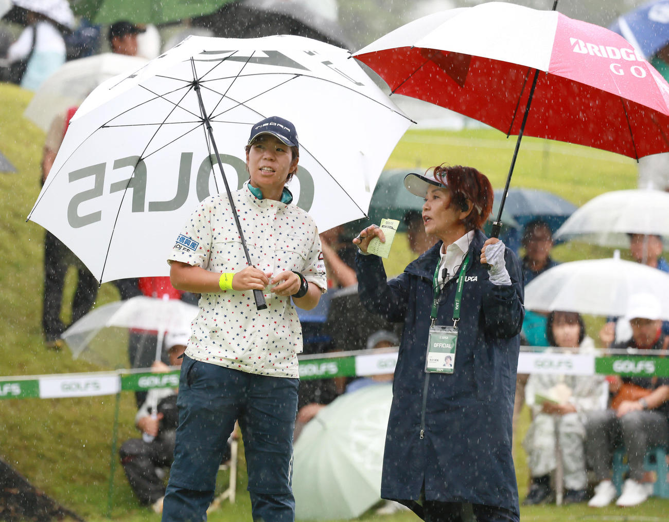1番、競技員と話す穴井（撮影・上山淳一）