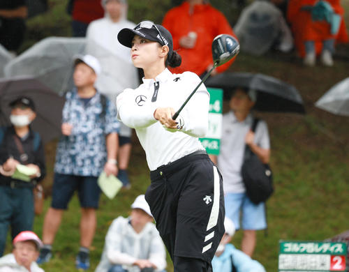 1番、ティーショットを放つ柏原（撮影・上山淳一）