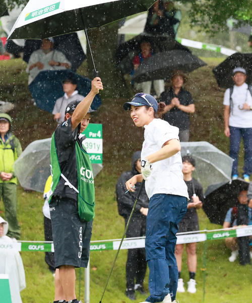 1番、プレーの直前に雨が強くなり苦笑いの天本（撮影・上山淳一）