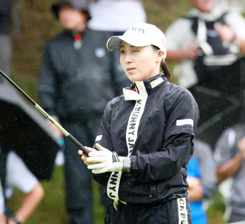 1番、ティーショットを前に狙いを定める村田理（撮影・上山淳一）