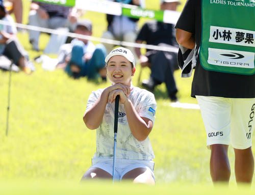 18番、笑顔で順番を待つ小林夢（撮影・上山淳一）