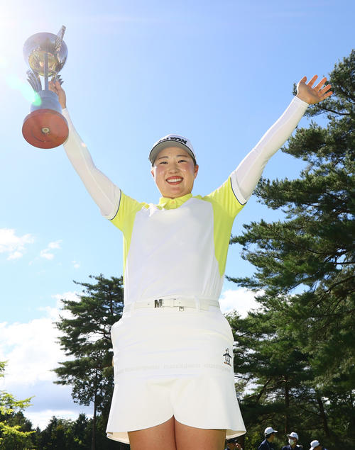 ゴルフ5レディスを制した竹田は優勝カップを高々と上げ笑顔を見せる（撮影・上山淳一）