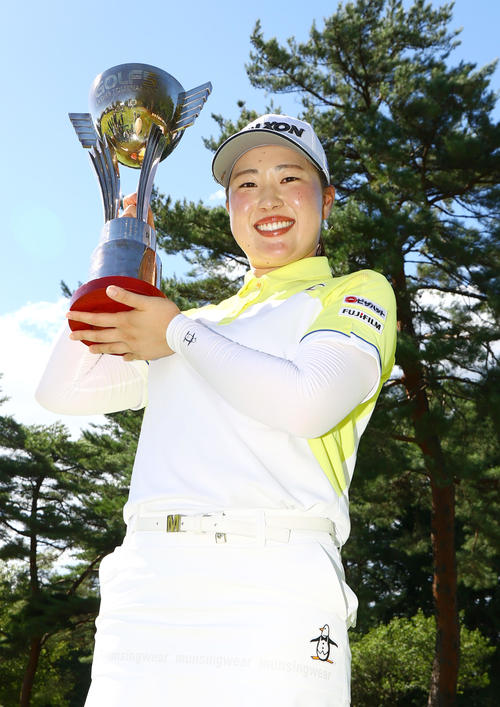 ゴルフ5レディスを制した竹田は優勝カップを手に笑顔を見せる（撮影・上山淳一）