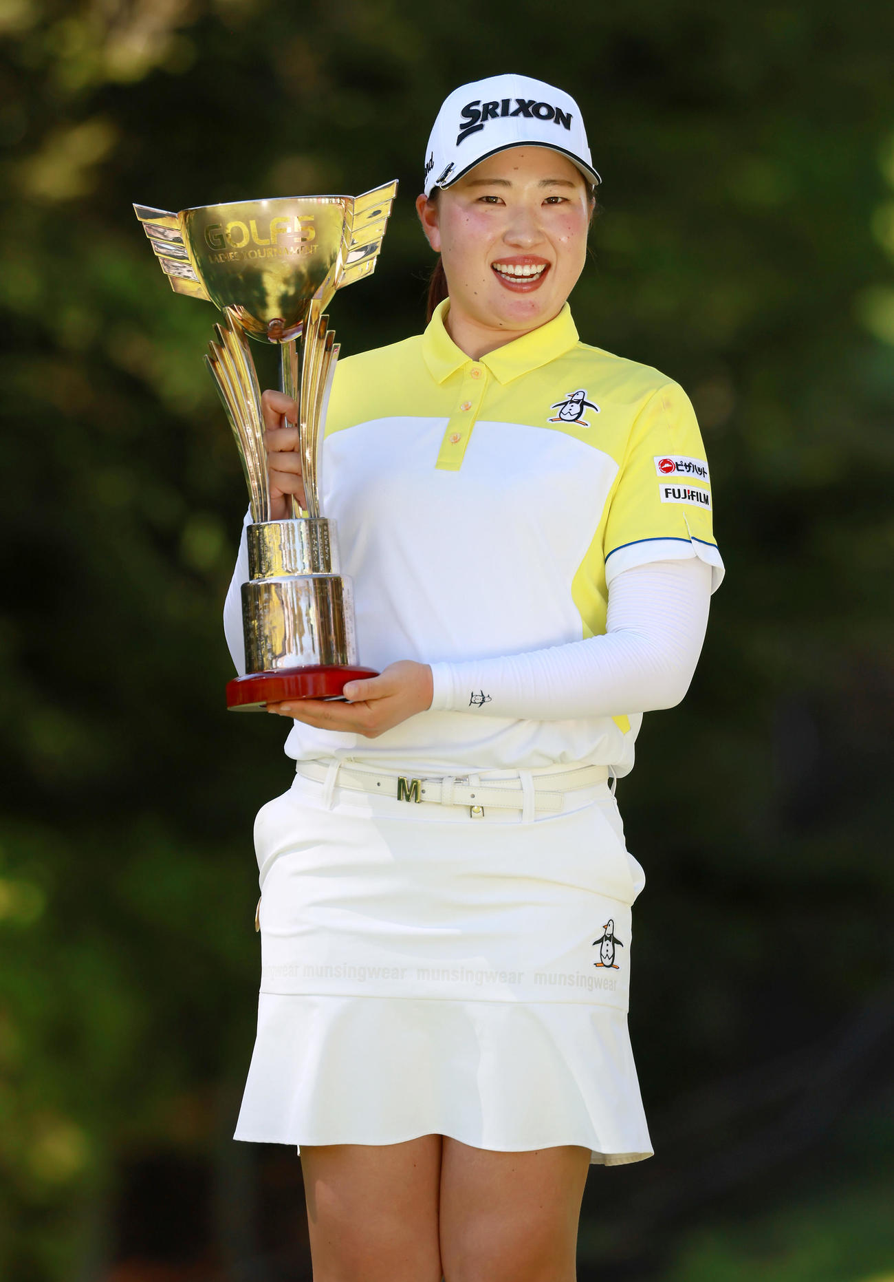 ゴルフ5レディスを制した竹田は優勝カップを手に笑顔を見せる（撮影・上山淳一）