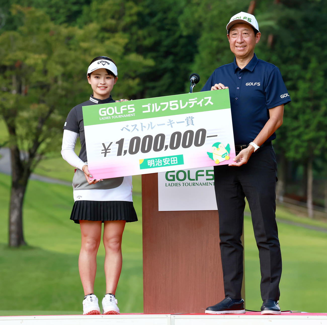 ベストルーキー賞を受賞する政田（左）（撮影・上山淳一）