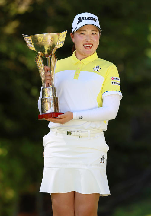 ゴルフ5レディスを制した竹田は優勝カップを手に笑顔を見せる（撮影・上山淳一）