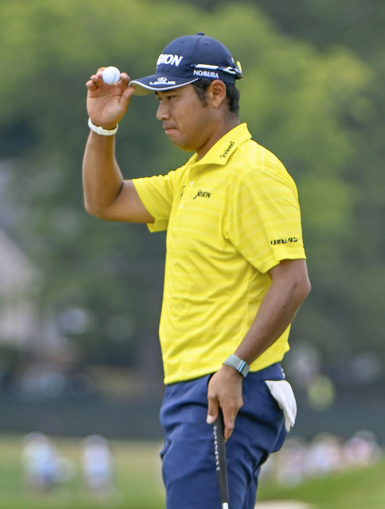 最終ラウンド、7番でバーディーを奪い、拍手に応える松山英樹（共同）