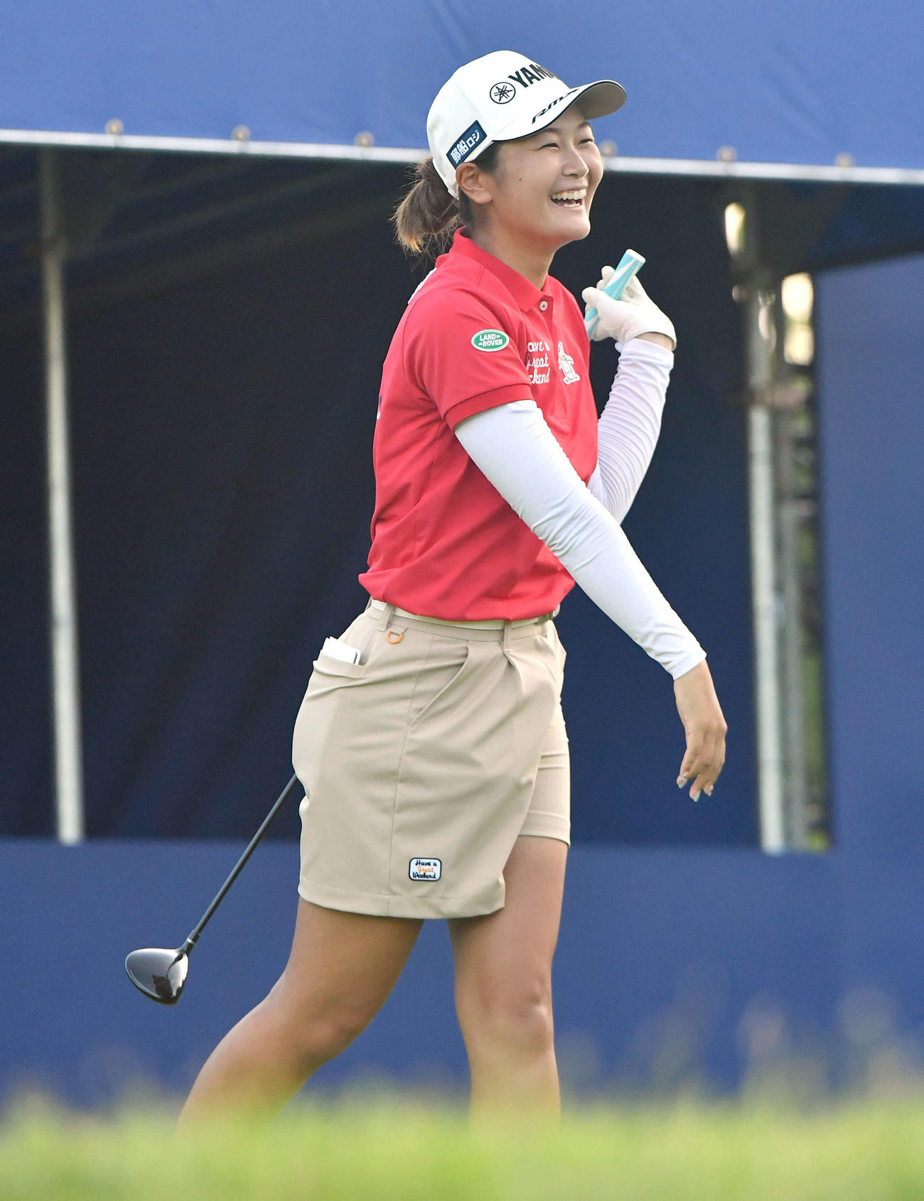 ソニー　日本女子プロ選手権プロアマ戦　1番、ティーショットを放ち、笑顔を見せる神谷そら（撮影・岩下翔太）