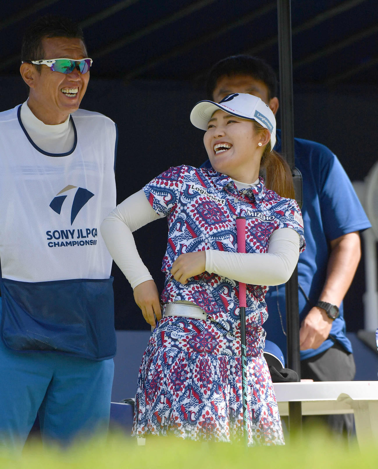 ソニー　日本女子プロ選手権プロアマ戦　1番ティーイングエリアで談笑する古江彩佳（撮影・岩下翔太）