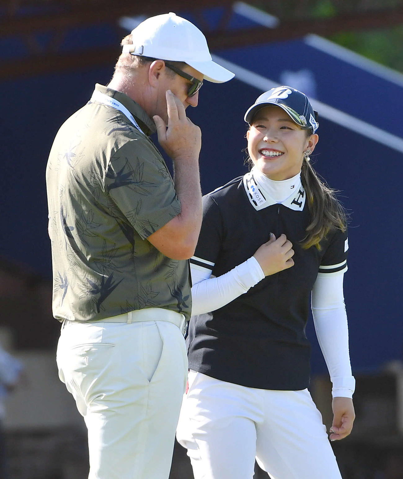ソニー　日本女子プロ選手権プロアマ戦　練習場で談笑する吉田優利（撮影・岩下翔太）