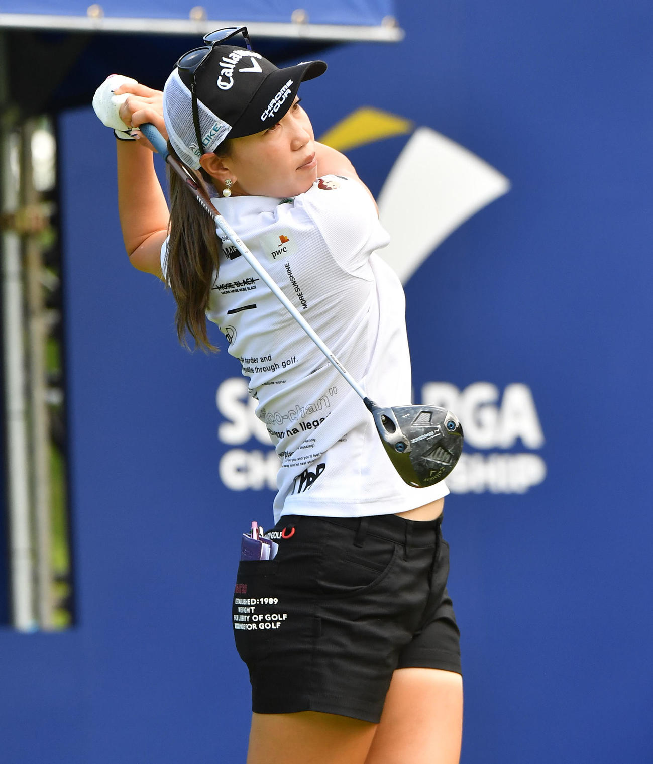 ソニー　日本女子プロ選手権プロアマ戦　1番、ティーショットを放つ上田桃子（撮影・岩下翔太）