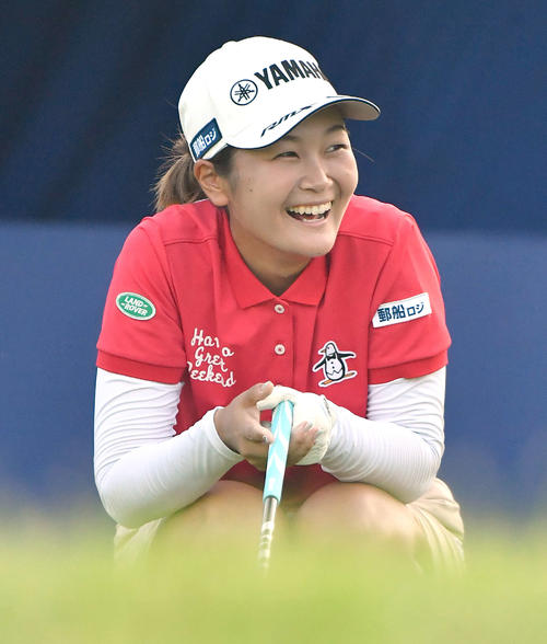 ソニー　日本女子プロ選手権プロアマ戦　1番、ティーショットを放ち、笑顔を見せる神谷そら（撮影・岩下翔太）