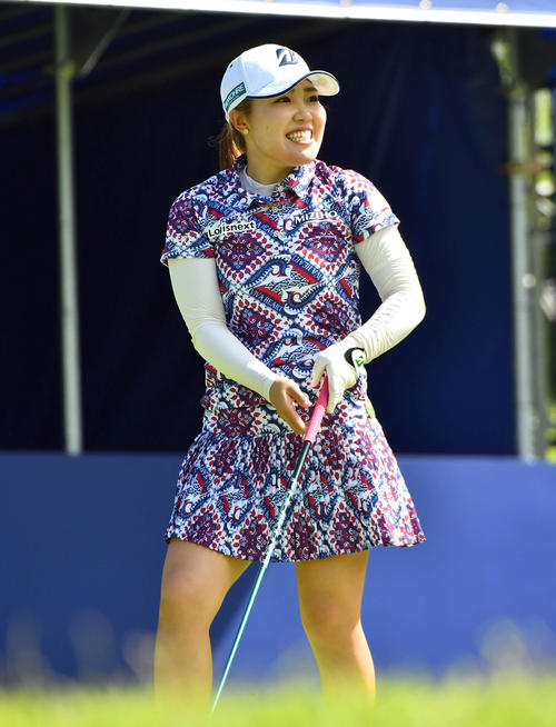 ソニー　日本女子プロ選手権プロアマ戦　1番、ティーショットを放ち、笑顔で打球を見つめる古江彩佳（撮影・岩下翔太）