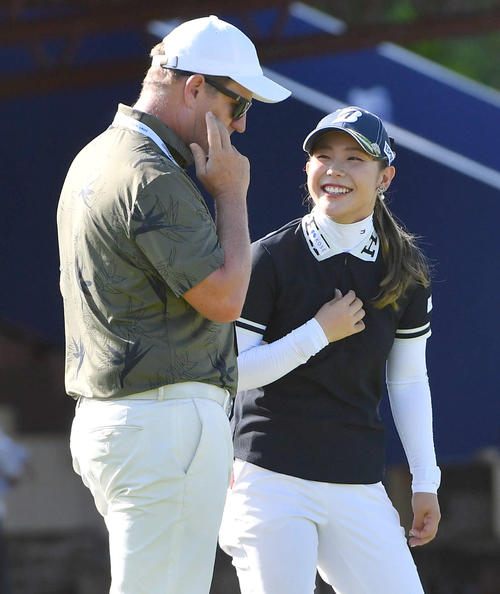 ソニー　日本女子プロ選手権プロアマ戦　練習場で談笑する吉田優利（撮影・岩下翔太）