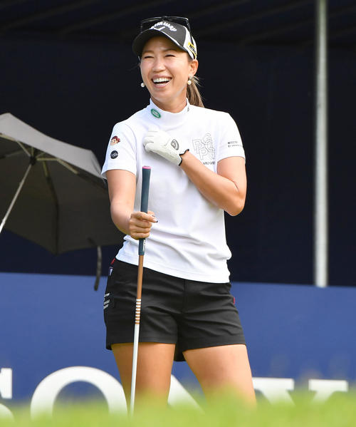ソニー　日本女子プロ選手権プロアマ戦　1番ティーイングエリアで談笑する上田桃子（撮影・岩下翔太）