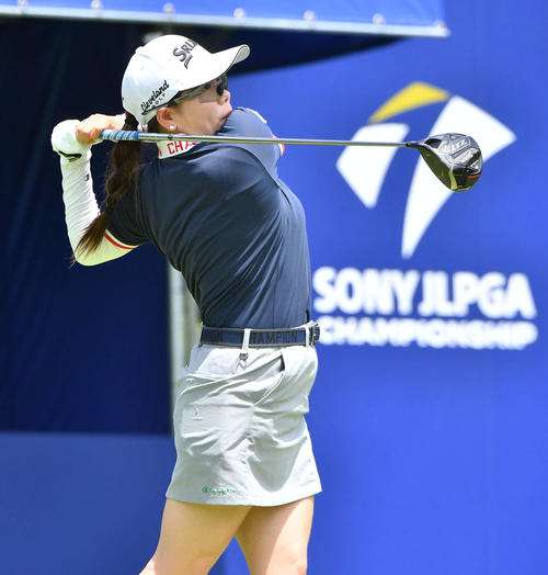 ソニー　日本女子プロ選手権プロアマ戦　1番、ティーショットを放つ勝みなみ（撮影・岩下翔太）