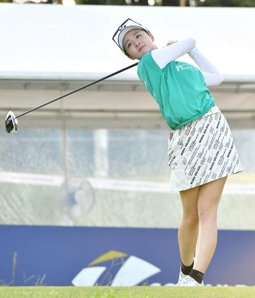 ソニー　日本女子プロ選手権プロアマ戦　10番、ティーショットを放つ川崎春花（撮影・岩下翔太）