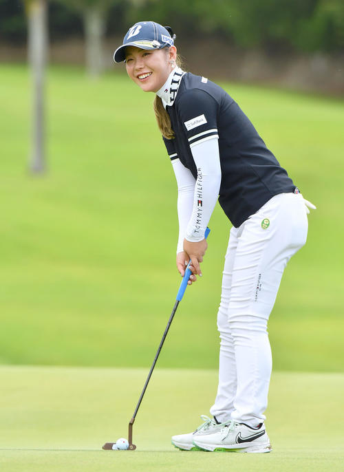 ソニー　日本女子プロ選手権プロアマ戦　ホールアウト後、9番グリーンでの練習中に笑顔を見せる吉田優利（撮影・岩下翔太）