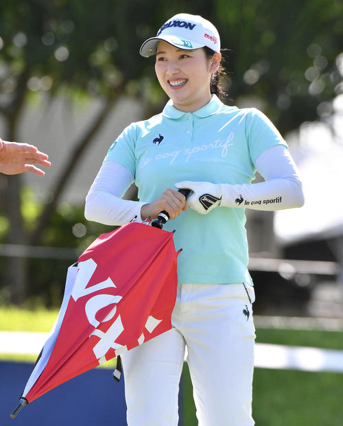 ソニー　日本女子プロ選手権プロアマ戦　10番、笑顔で2打目へ向かう小祝さくら（撮影・岩下翔太）
