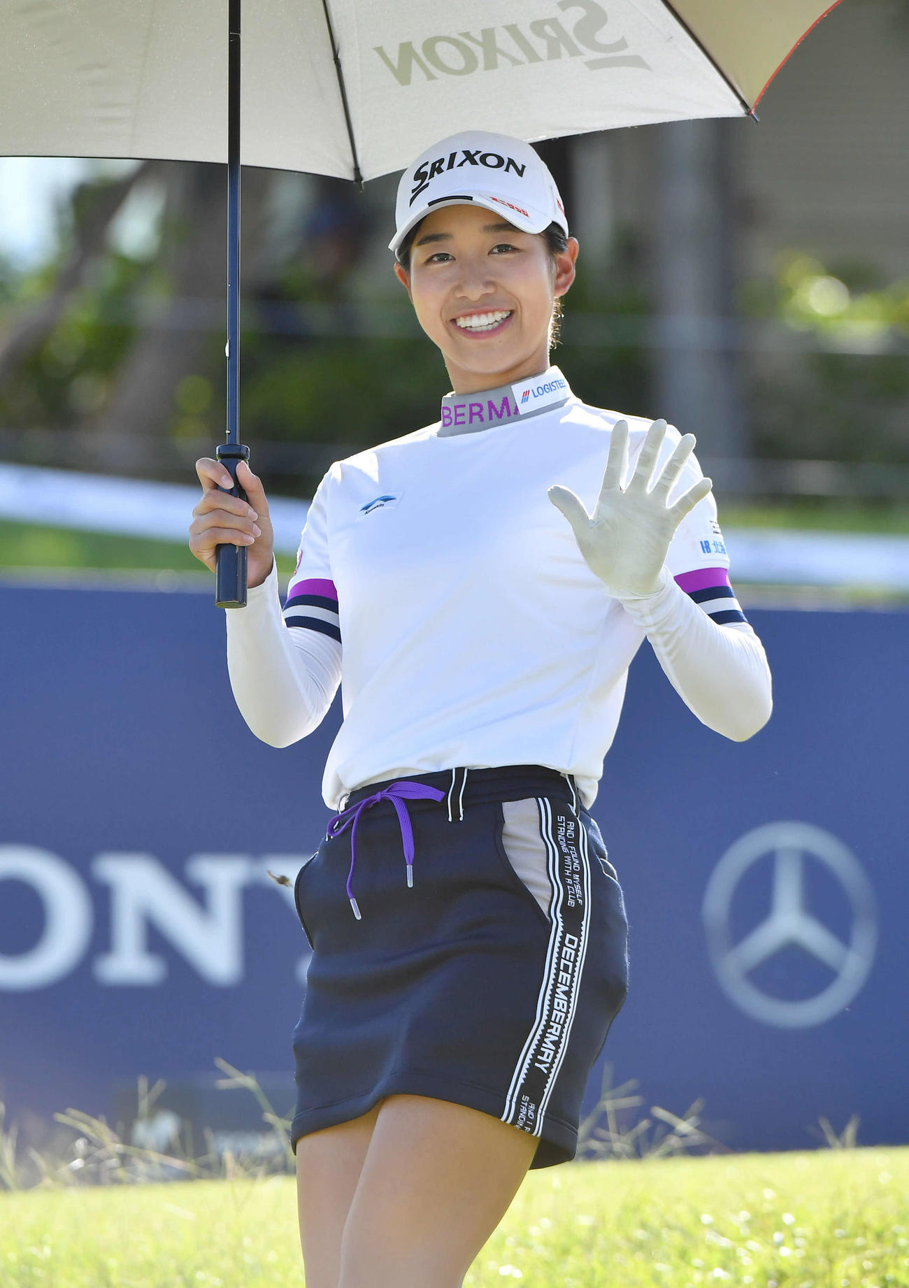 ソニー　日本女子プロ選手権プロアマ戦　10番、カメラに笑顔で手を振りながら2打目へ向かう吉本ここね（撮影・岩下翔太）