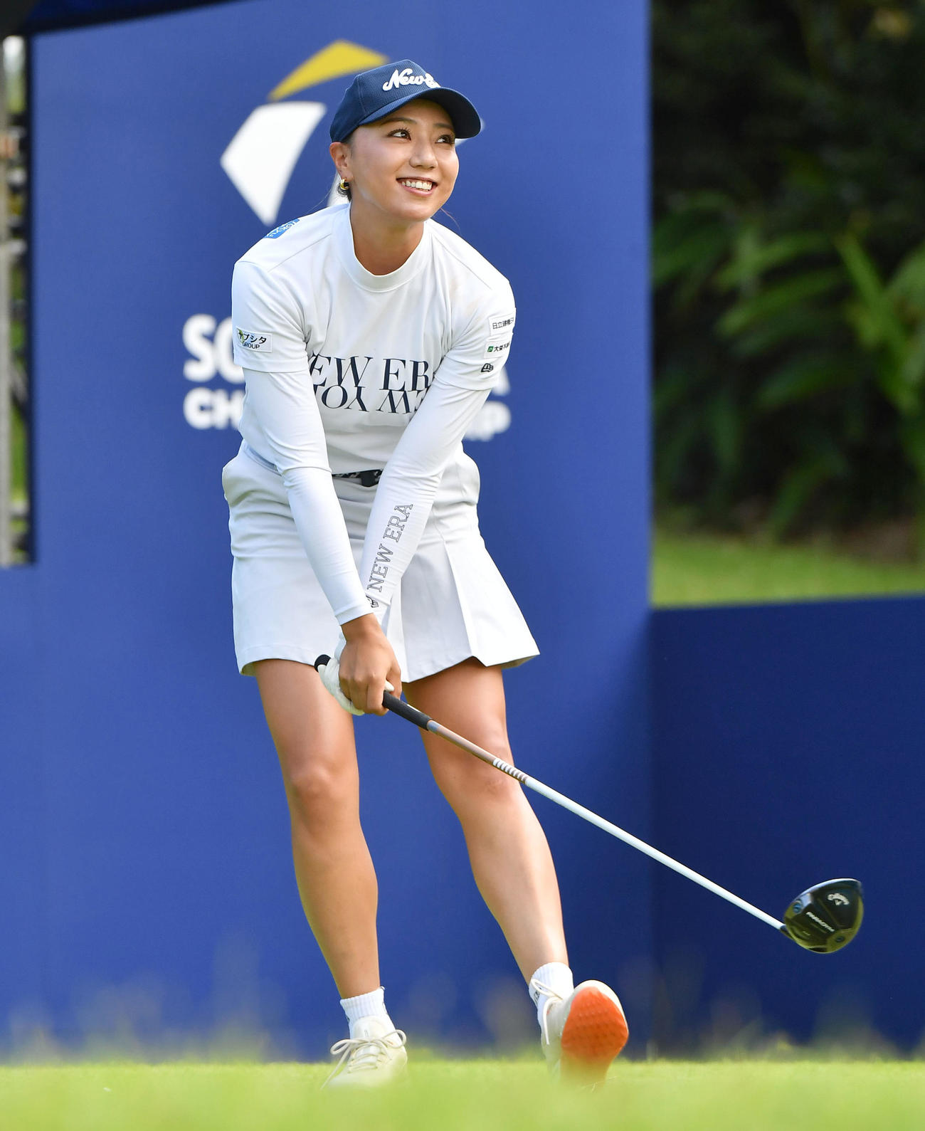 ソニー　日本女子プロ選手権プロアマ戦　1番、ティーショットを放ち、笑顔で打球を見つめる宮田成華（撮影・岩下翔太）