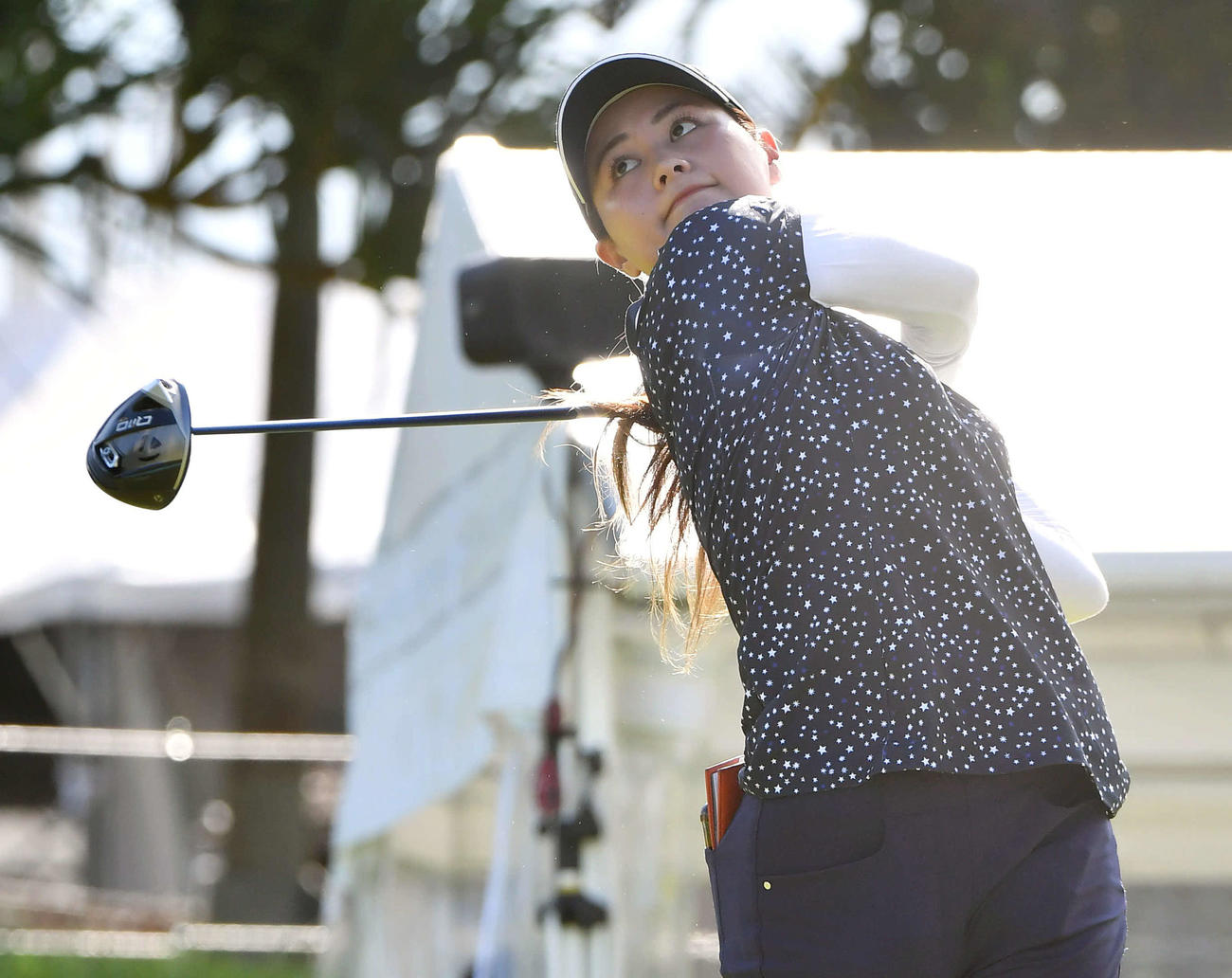 ソニー　日本女子プロ選手権プロアマ戦　10番、ティーショットを放つ新垣比菜（撮影・岩下翔太）
