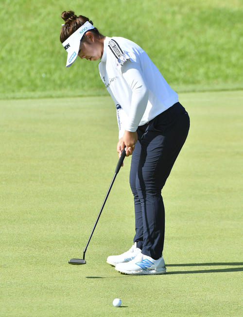 ソニー　日本女子プロ選手権プロアマ戦　ホールアウト後に18番グリーンで練習を行う山下美夢有（撮影・岩下翔太）