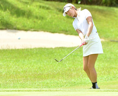 ソニー　日本女子プロ選手権プロアマ戦　ホールアウト後に18番グリーンで練習を行う金田久美子（撮影・岩下翔太）