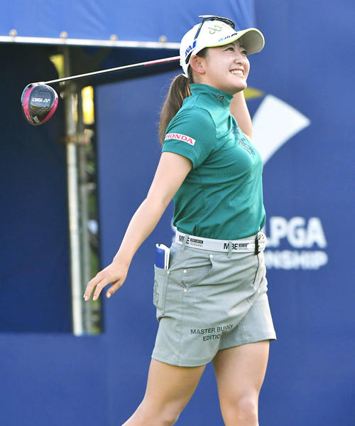 ソニー　日本女子プロ選手権プロアマ戦　1番、ティーショットを放ち、笑顔で打球を見つめる岩井千怜（撮影・岩下翔太）