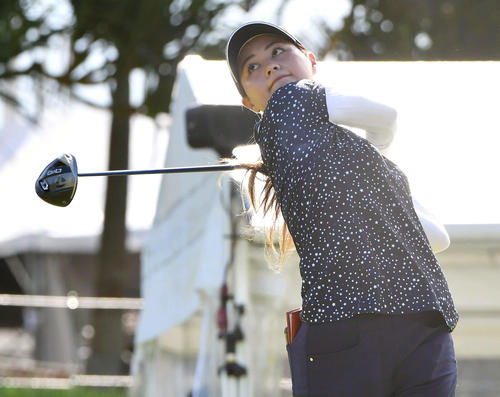 ソニー　日本女子プロ選手権プロアマ戦　10番、ティーショットを放つ新垣比菜（撮影・岩下翔太）