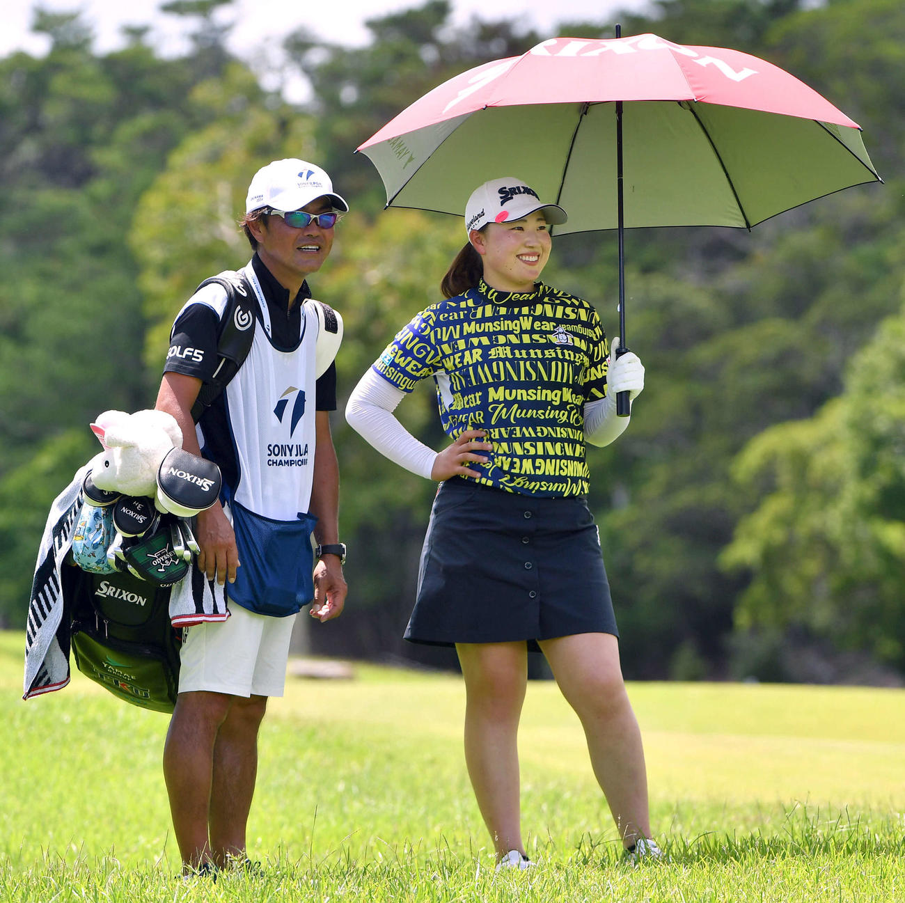 ソニー　日本女子プロ選手権第1日　9番、キャディーと談笑する竹田麗央（撮影・岩下翔太）