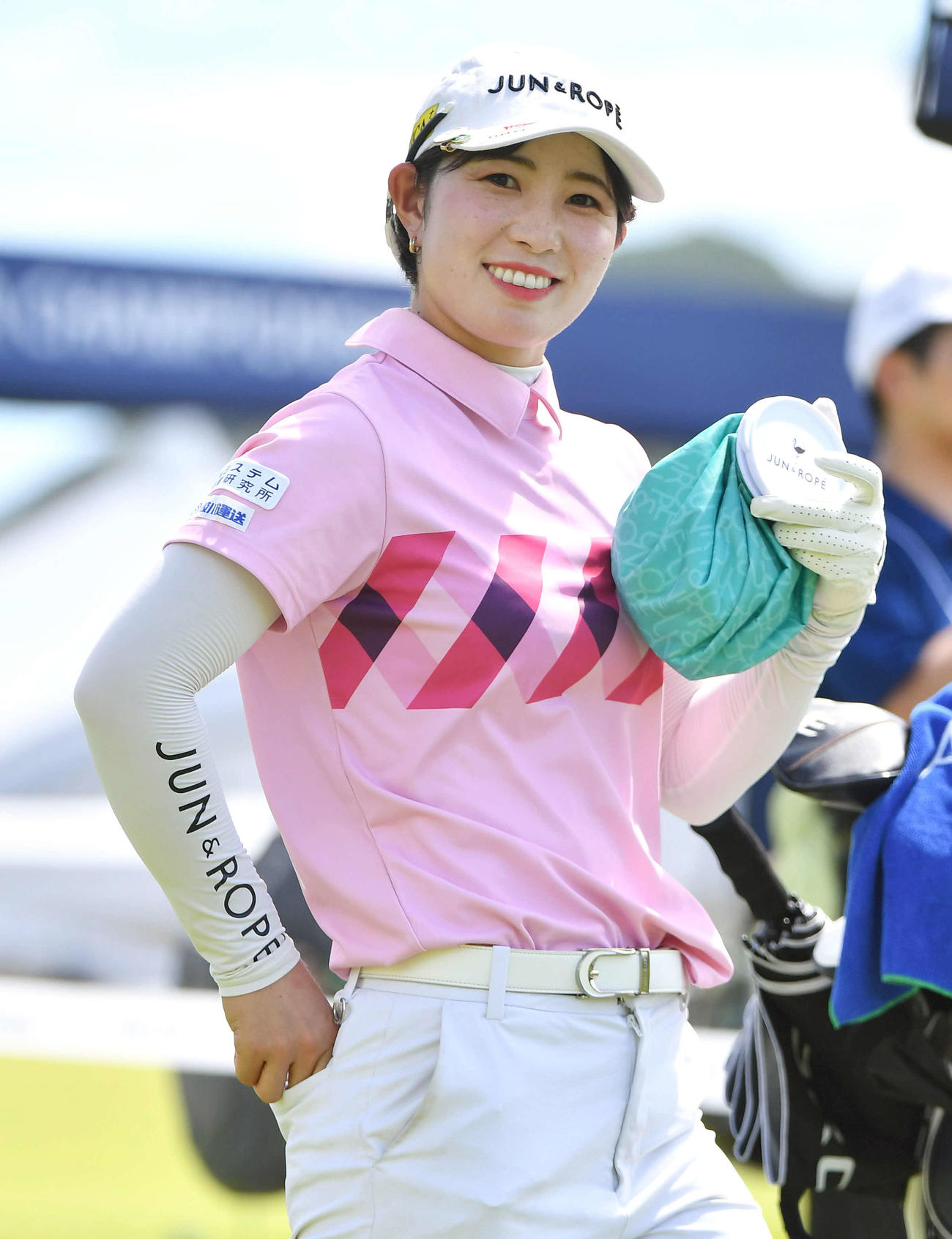 ソニー　日本女子プロ選手権第1日　10番、カメラに笑顔を見せながら2打目へ向かう蛭田みな美（撮影・岩下翔太）