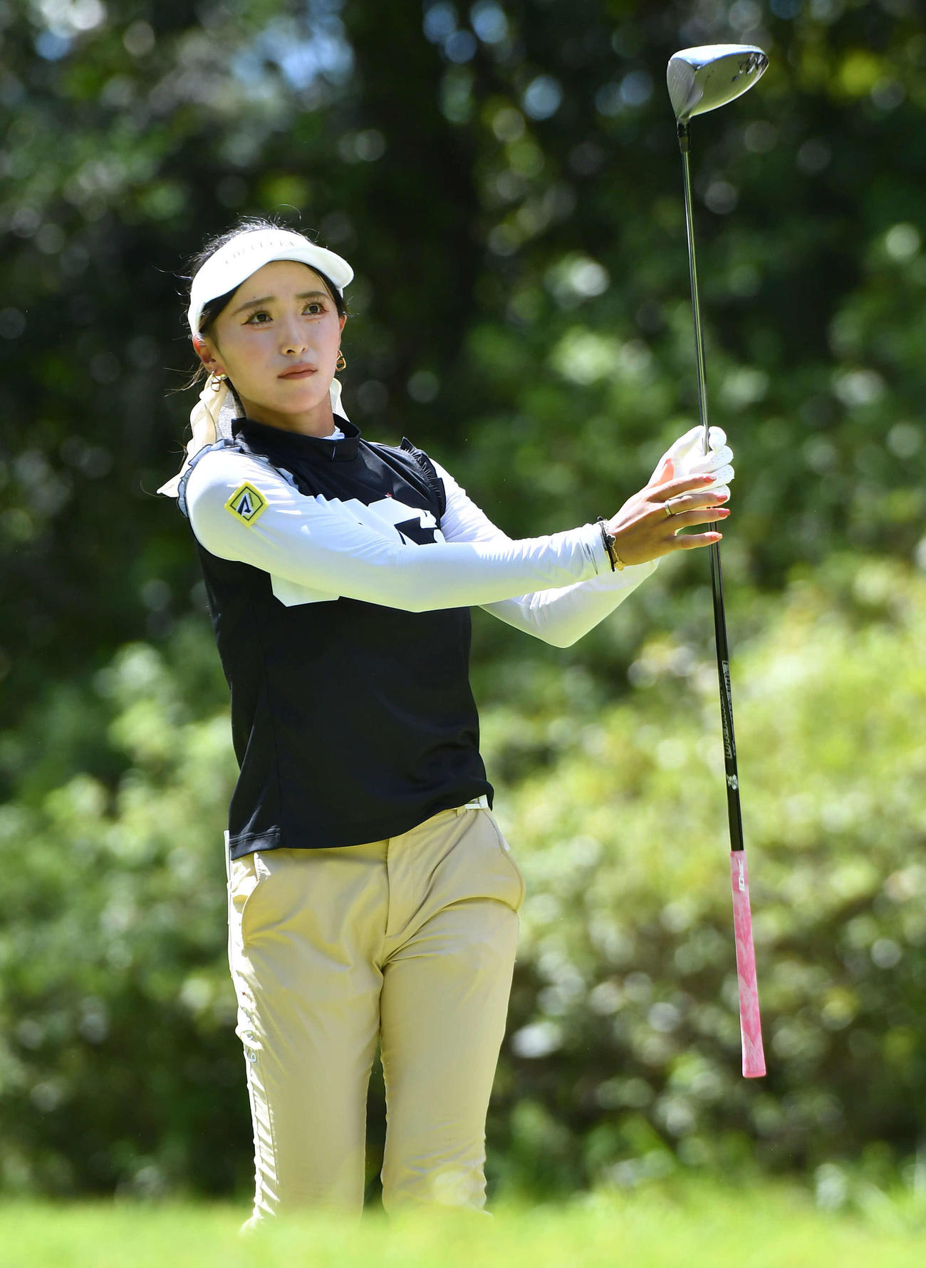 ソニー　日本女子プロ選手権第1日　13番、ティーショットを放ち、打球を見つめる臼井麗香（撮影・岩下翔太）