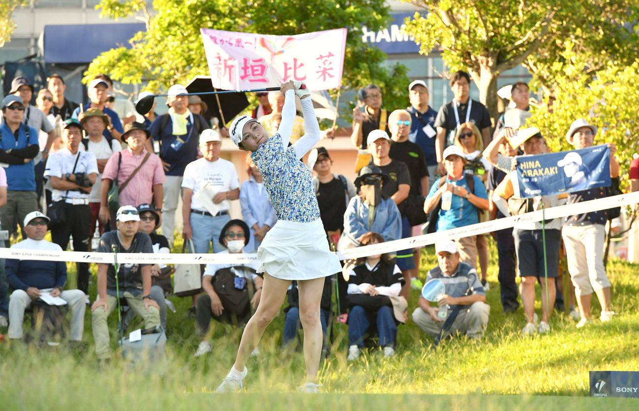 ソニー　日本女子プロ選手権第1日　10番、地元・沖縄のギャラリーの応援を背にティーショットを放つ新垣比菜（撮影・岩下翔太）